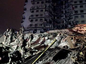 An earthquake shakes Turkey and leaves at least 76 dead and 440 injured