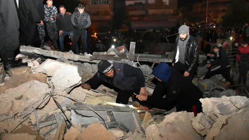 Vecinos sirios ayudan en las labores de rescate de víctimas del terremoto