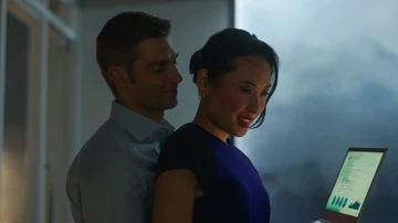 Mike Vogel como Cooper Connelly y Li Jun Li como Francesca, en la segunda temporada de 'Sexo/Vida'.