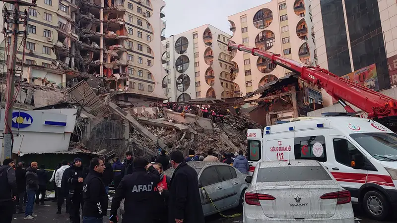 Equipos de rescate y médicos tratan de sacar supervivientes de entre los escombros en un edificio colapsado de Diyarbakir, sudeste de Turquía. AP Photo/Mahmut Bozarsan