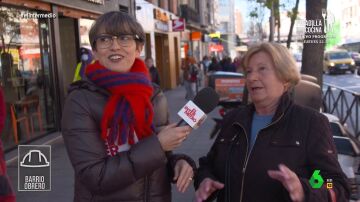 La cómica respuesta de una mujer de barrio obrero cuando le preguntanpor los baños de su casa