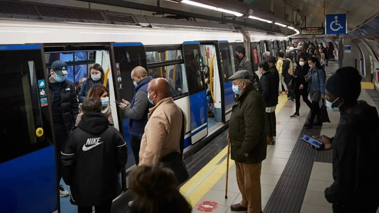 gente con mascarilla en el transporte público. gente con mascarilla en el transporte público.