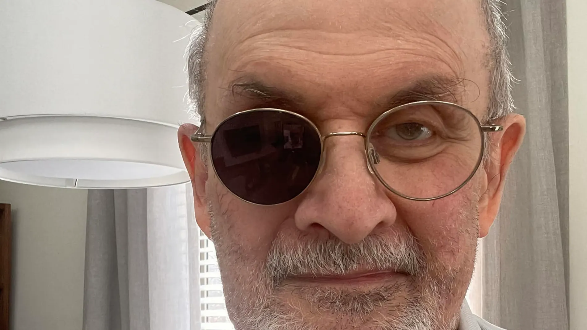 Fotografía publicada por el escritor Salman Rushdie en su cuenta de Twitter 