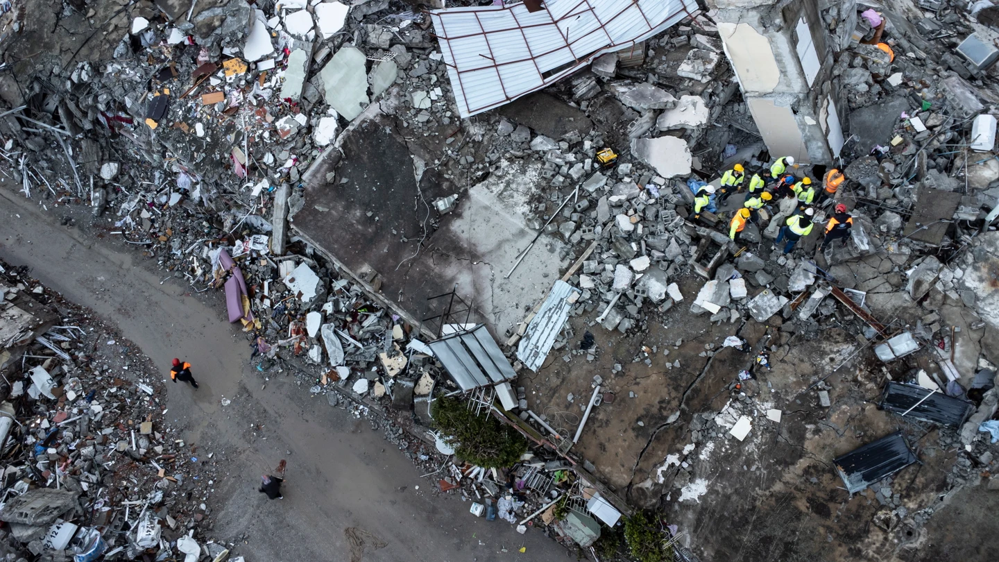 Dispositivo de rescate de personas bajo los escombros de edificios en Hatay (Turquía) Dispositivo de rescate de personas bajo los escombros de edificios en Hatay (Turquía)