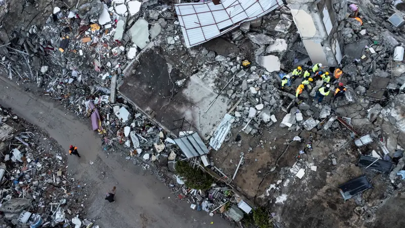 Dispositivo de rescate de personas bajo los escombros de edificios en Hatay (Turquía)