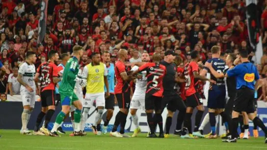 pelea entre jugadores de Coritiba y Paranaense pelea entre jugadores de Coritiba y Paranaense