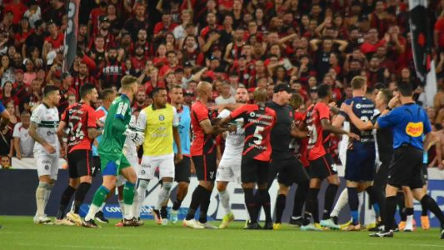pelea entre jugadores de Coritiba y Paranaense pelea entre jugadores de Coritiba y Paranaense