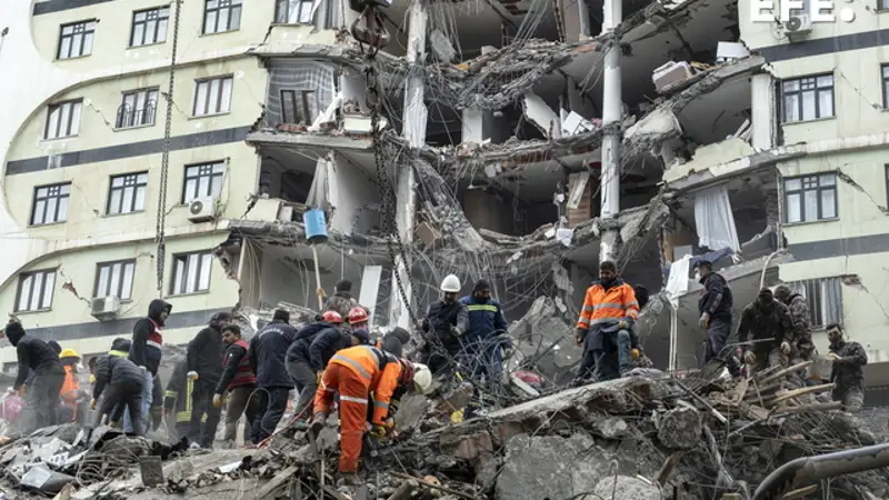 Socorristas buscando supervivientes en medio de los escombros de un edificio parcialmente derrumbado en Diyarbakir 