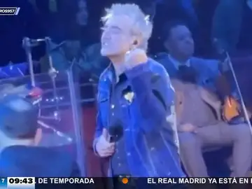 En un estado &quot;dudoso&quot;, tambaleándose y haciendo gestos extraños: así aparece Alejandro Fernández en un concierto