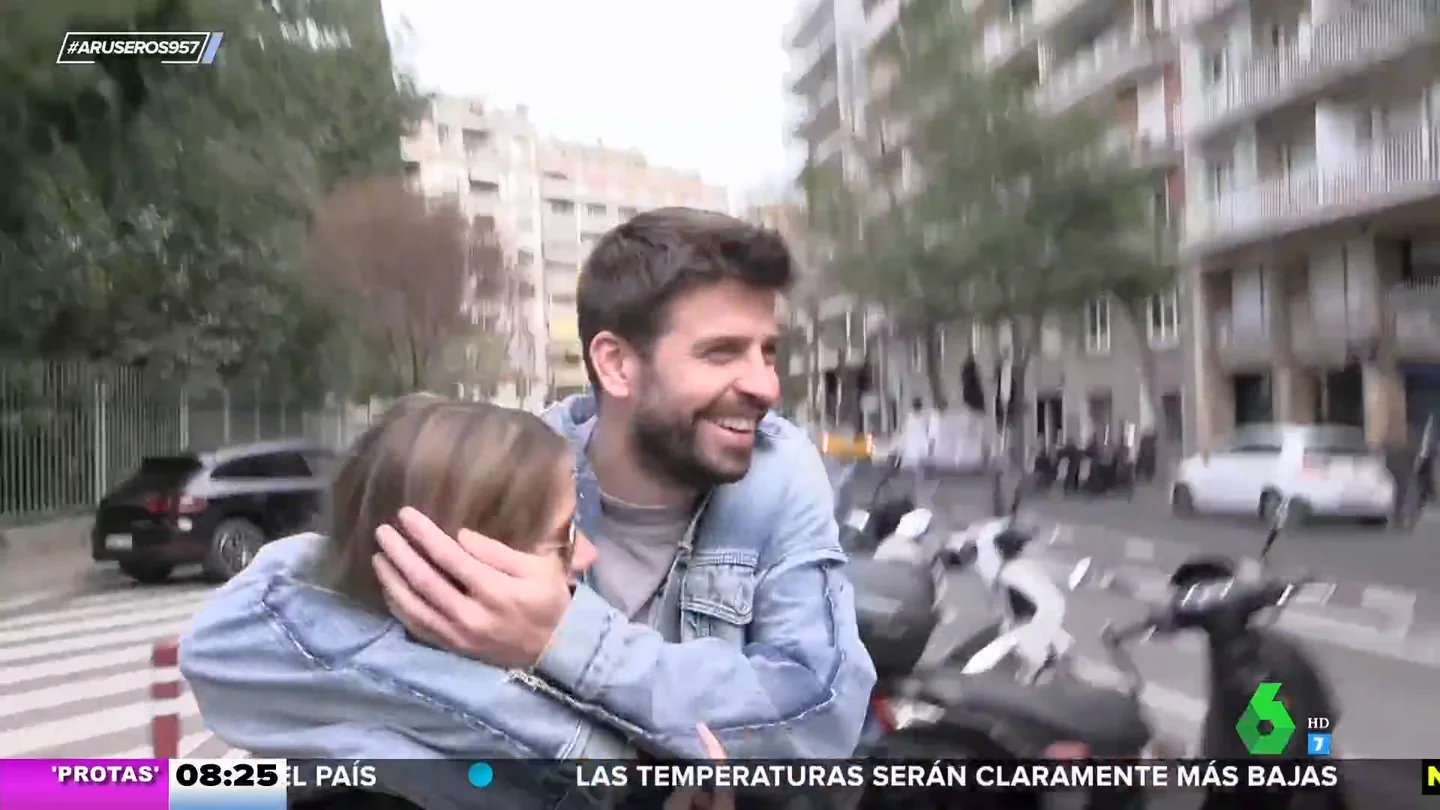 El golpe de Clara Chía con un cartel en una accidentada entrevista en plena calle a Gerard Piqué El golpe de Clara Chía con un cartel en una accidentada entrevista en plena calle a Gerard Piqué