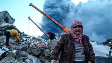 Sigue la angustiosa búsqueda de supervivientes un día después del terremoto, en la casi destruida Hatay (Turquía). 