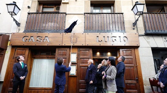 José Luis Martínez-Almeida, descubriendo una placa conmemorativa en Casa Lucio José Luis Martínez-Almeida, descubriendo una placa conmemorativa en Casa Lucio
