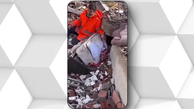 La imagen del horror en Turquía: un padre que sostiene la mano de su hija muerta bajo los escombros