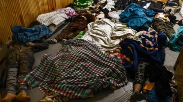 Los cuerpos de las personas que murieron tras un terremoto yacen en un hospital estatal de Elbistan.
