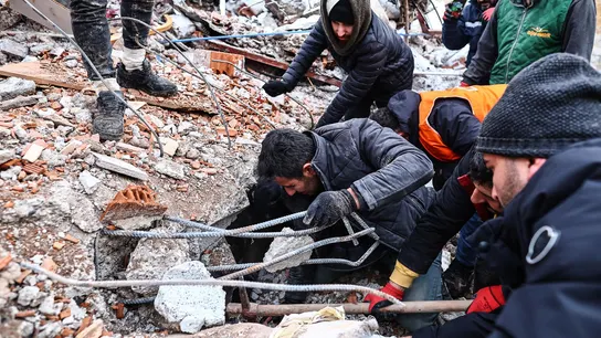 Equipo de rescate buscando supervivientes. Equipo de rescate buscando supervivientes.