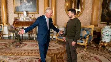 Carlos III saluda a Volodímir Zelenski en el palacio de Buckingham