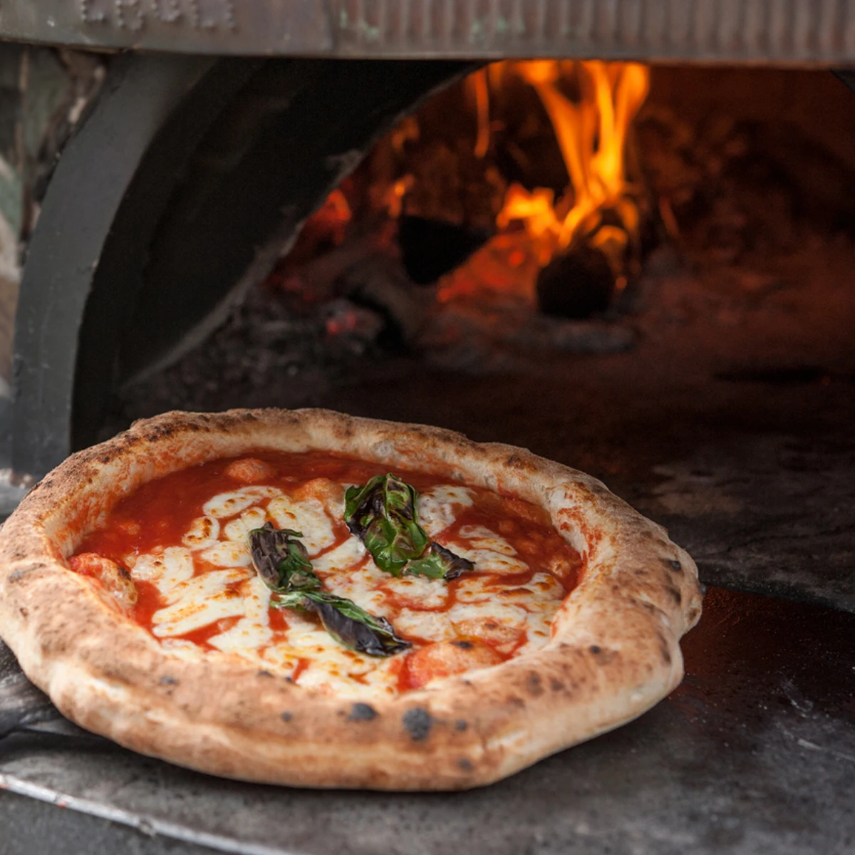 Horno de pizza tradicional de leña restaurante de pizza fabricación de pizza  clásica de leña con horno de piedra
