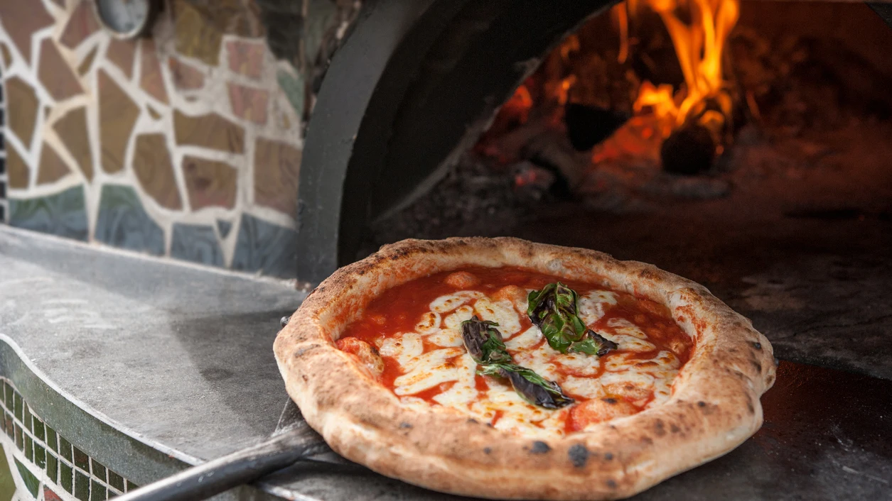 Pizza en horno de leña Pizza en horno de leña