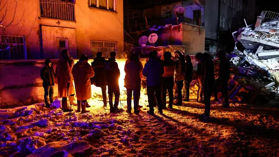 Personas alrededor del fuego para calentarse. Personas alrededor del fuego para calentarse.