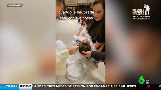 La divertida reacción de esta niña cuando la están bautizando: ¡Ay, carajo!" La divertida reacción de esta niña cuando la están bautizando: ¡Ay, carajo!"