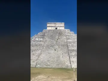 Dos perros se suben a la pirámide de Chichén Itzá Dos perros se suben a la pirámide de Chichén Itzá