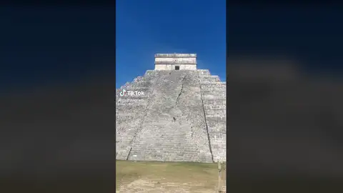 Dos perros se suben a la pirámide de Chichén Itzá Dos perros se suben a la pirámide de Chichén Itzá