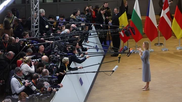 La primera ministra de Estonia, Kaja Kallas, habla con los medios de comunicación mientras asiste a la cumbre de líderes europeos en Bruselas este 9 de febrero.