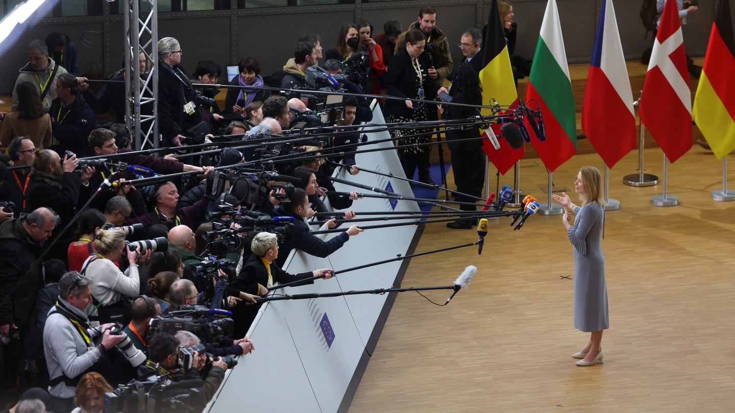La primera ministra de Estonia, Kaja Kallas, habla con los medios de comunicación mientras asiste a la cumbre de líderes europeos en Bruselas este 9 de febrero. La primera ministra de Estonia, Kaja Kallas, habla con los medios de comunicación mientras asiste a la cumbre de líderes europeos en Bruselas este 9 de febrero.