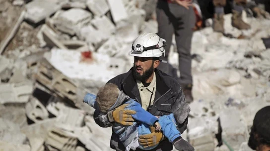 Un voluntario de los Cascos Blancos salvando la vida a un menor Un voluntario de los Cascos Blancos salvando la vida a un menor