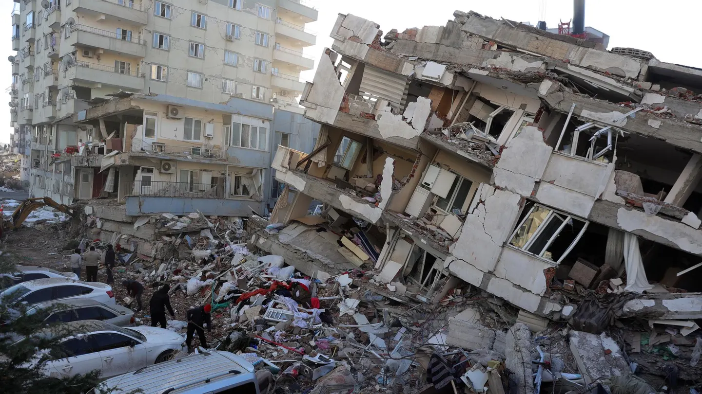 Edificio derrumbado en Turquía. Edificio derrumbado en Turquía.