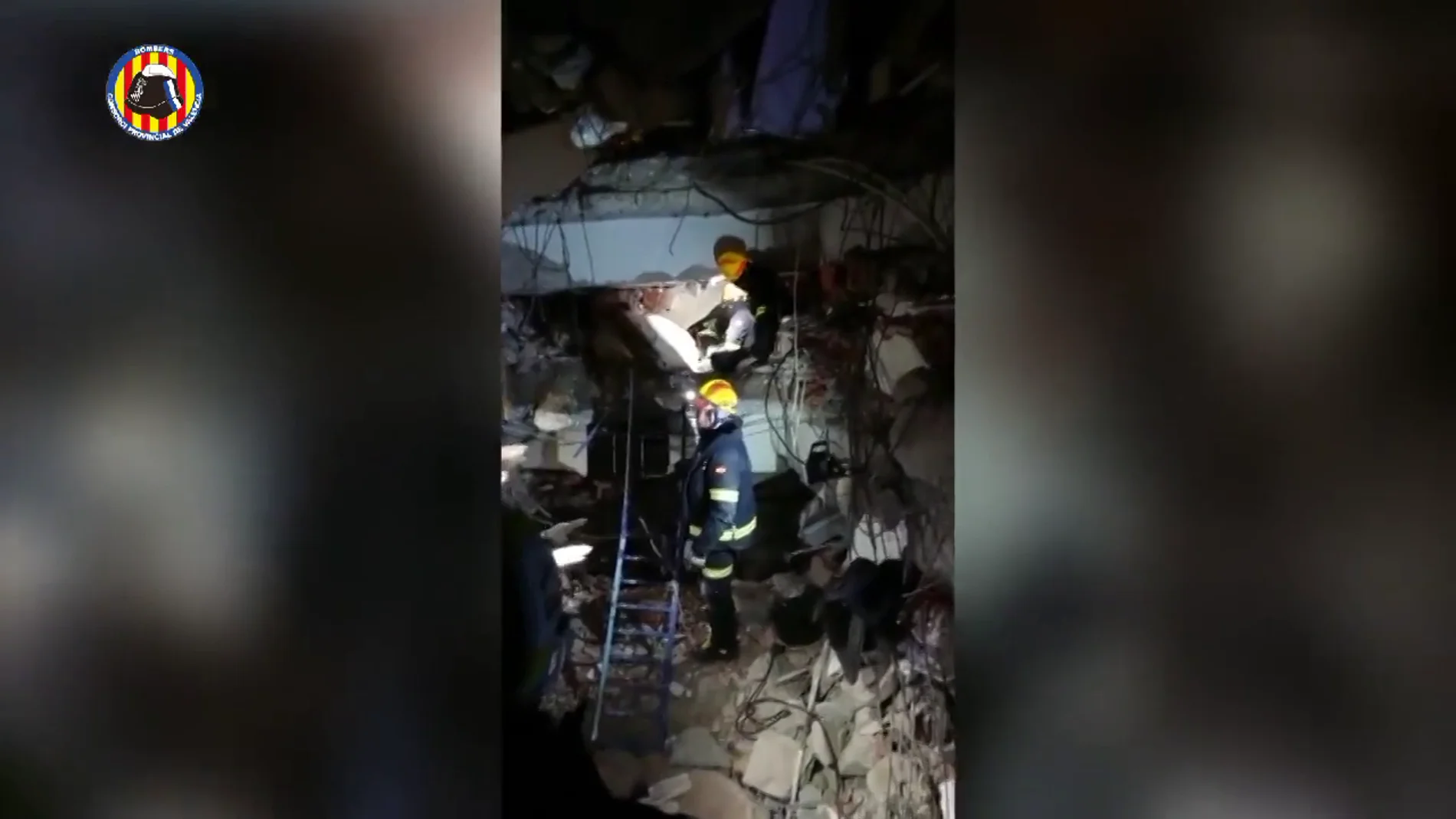 Bomberos de Valencia rescatan a dos personas a más de cuataro metros bajo los escombros en Turquía