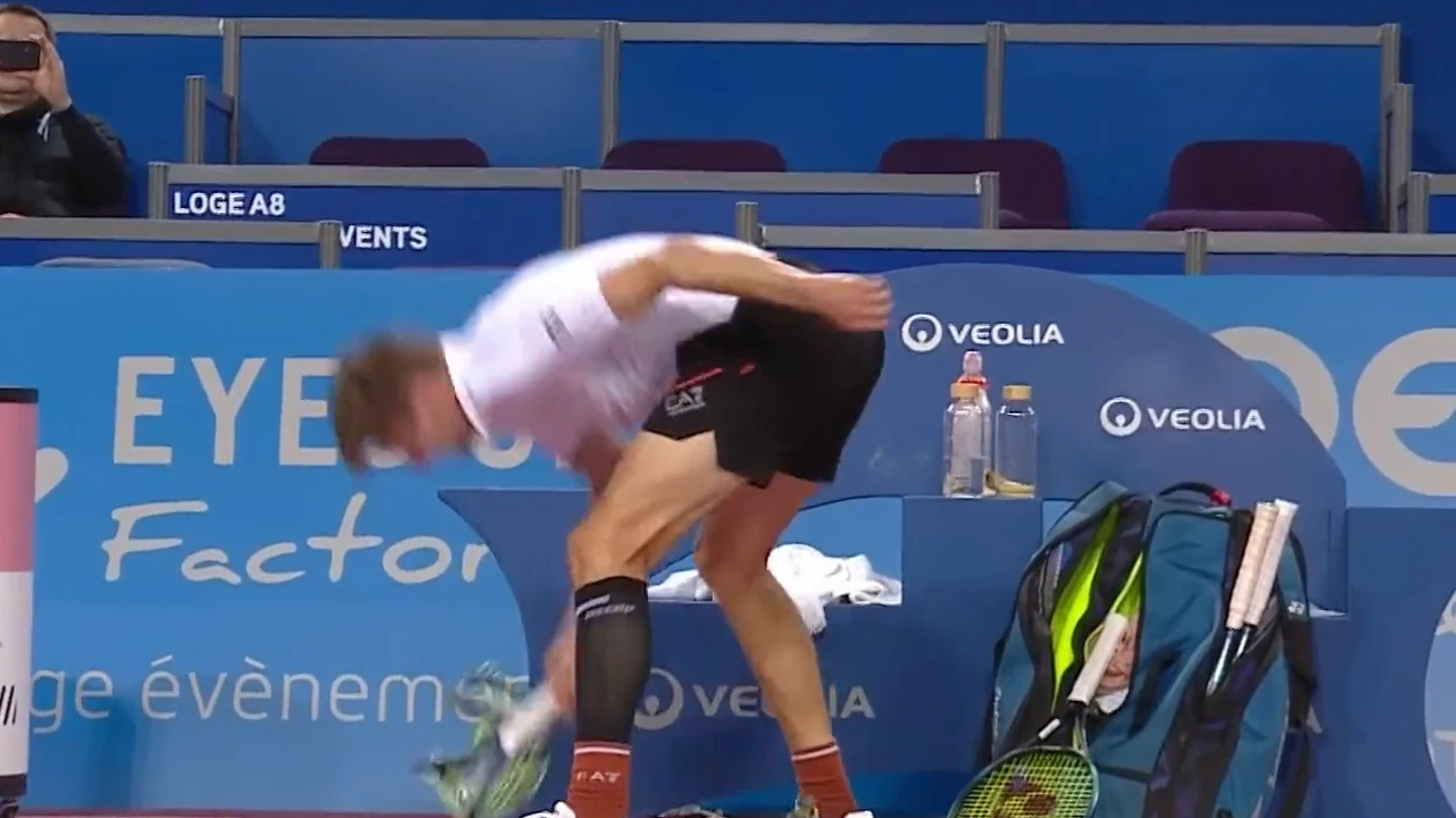 Aleksandr Bublik rompe tres raquetas Aleksandr Bublik rompe tres raquetas