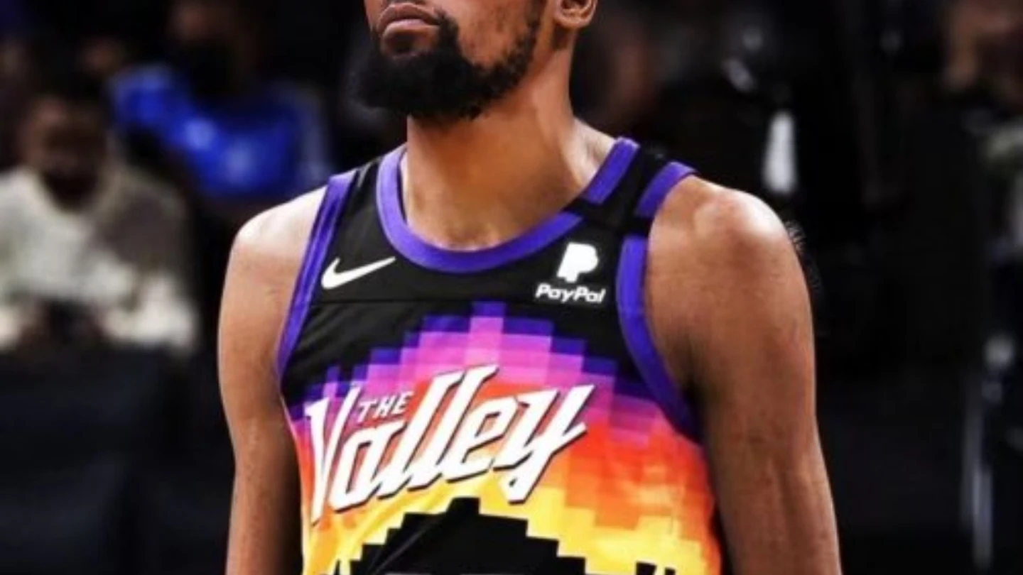 Kevin Durant con una camiseta de los Suns Kevin Durant con una camiseta de los Suns