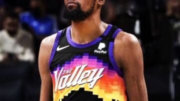 Kevin Durant con una camiseta de los Suns