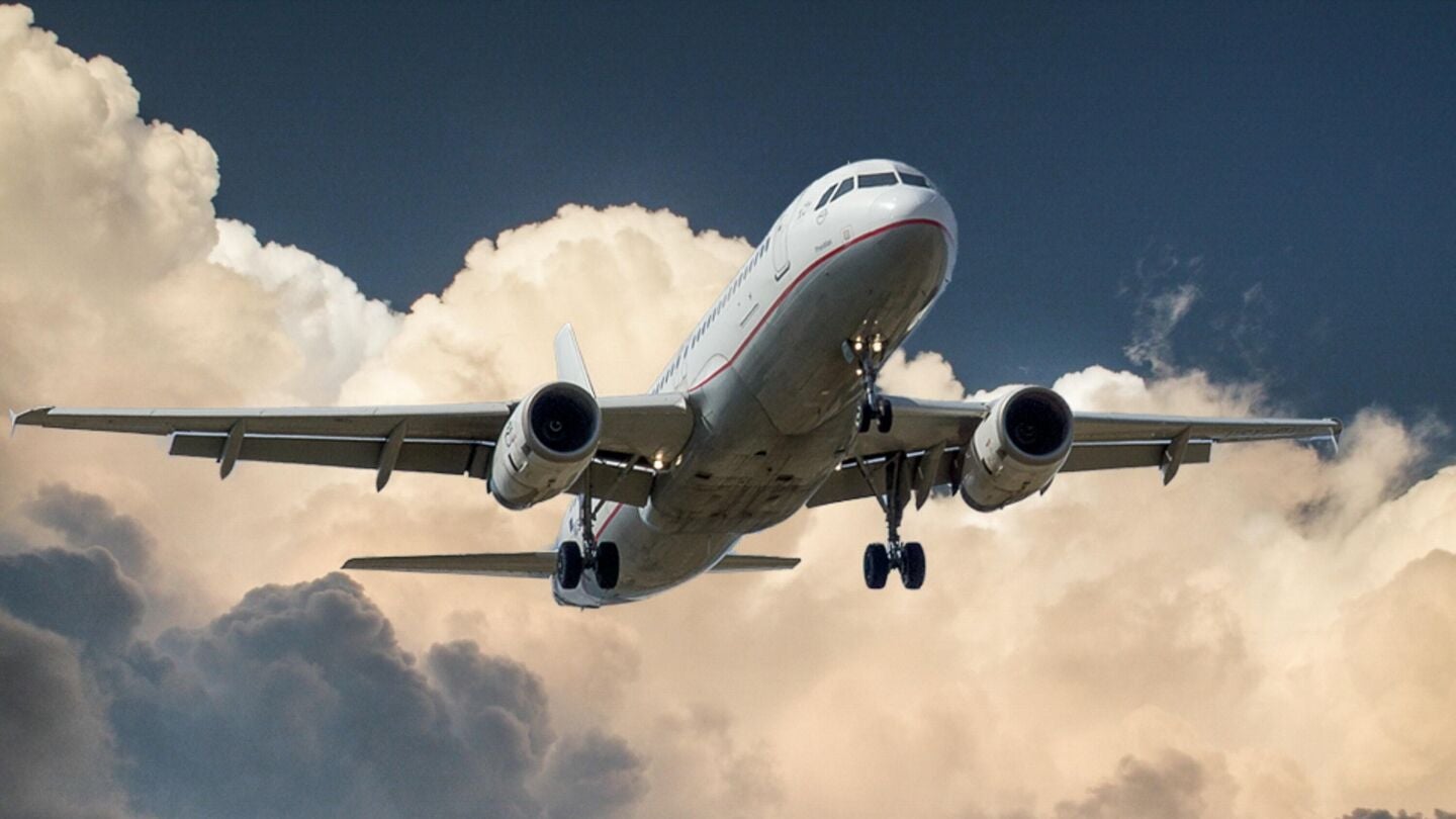 Imagen de un avi&oacute;n en el cielo