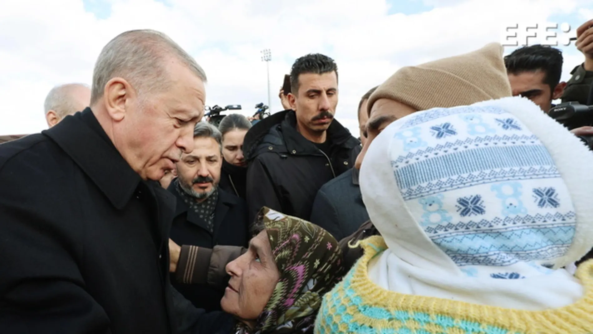 El presidnete de Turquía, Tayyip Erdogan, visita un campamento de supervivientes de los terremotos.