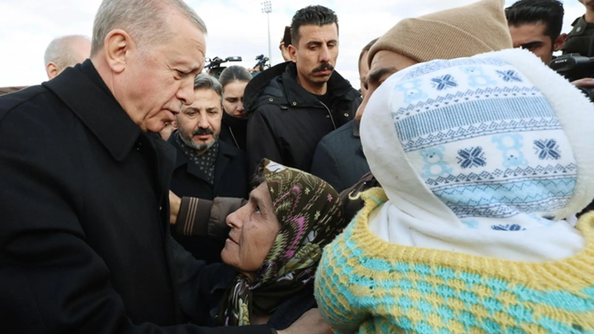 El presidnete de Turquía, Tayyip Erdogan, visita un campamento de supervivientes de los terremotos.