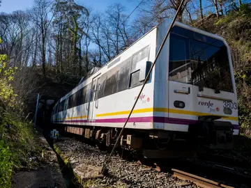 Tren de cercanías hacia Cantabria y Asturias Tren de cercanías hacia Cantabria y Asturias