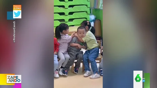 Este es el niño más solicitado de la escuela por el que se pegan las niñas Este es el niño más solicitado de la escuela por el que se pegan las niñas