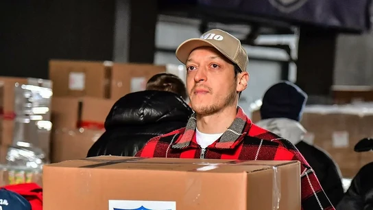 Ozil, en las labores de ayuda a las víctimas del terremoto en Turquía y Siria Ozil, en las labores de ayuda a las víctimas del terremoto en Turquía y Siria