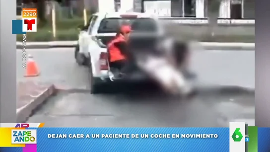 El surrealista momento en el que una camilla y un paciente se caen de un coche médico en Perú El surrealista momento en el que una camilla y un paciente se caen de un coche médico en Perú