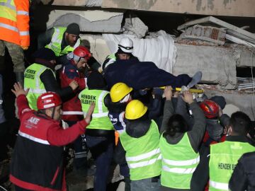 The miraculous rescue of a father and his five-year-old daughter after 90 hours trapped under rubble in Turkey