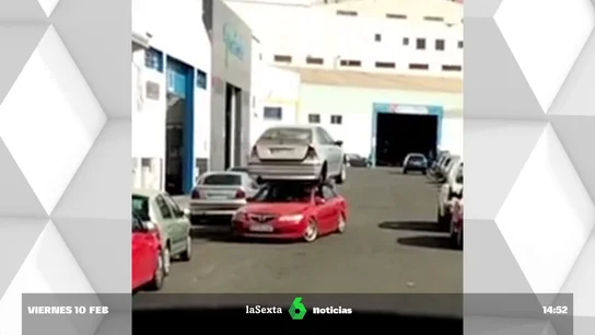 Detienen a un hombre que conducía en sentido contrario cargando un coche sobre el techo de su vehículo Detienen a un hombre que conducía en sentido contrario cargando un coche sobre el techo de su vehículo