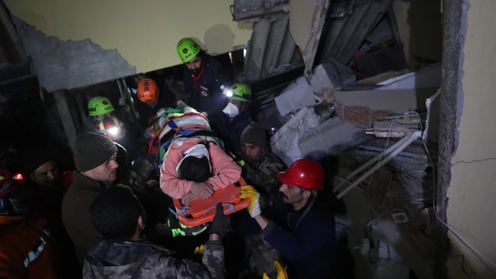 Miembros del equipo de salvamento evacúan a una persona rescatada en Hatay Miembros del equipo de salvamento evacúan a una persona rescatada en Hatay