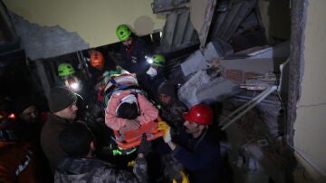 Miembros del equipo de salvamento evacúan a una persona rescatada en Hatay