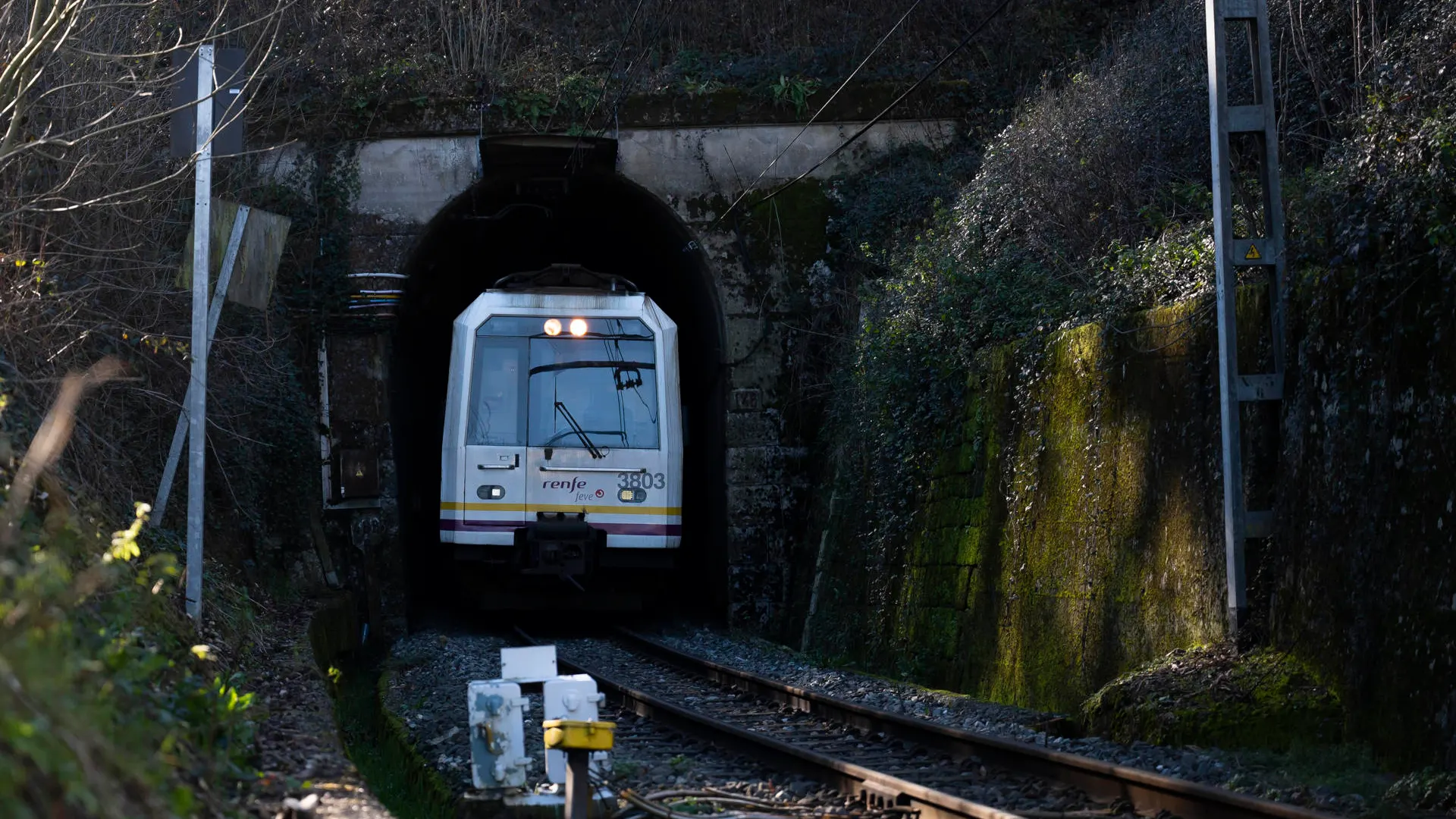 Tren de Cercanías hacia Cantabria y Asturias Tren de Cercanías hacia Cantabria y Asturias