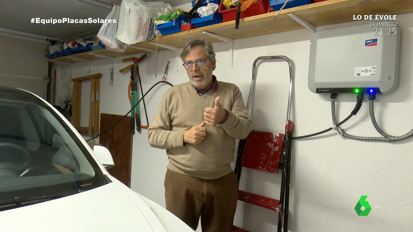 "Tengo una central en el tejado": el relato de un vecino que ha dejado de pagar luz, calefacción y gasolina por sus placas solares "Tengo una central en el tejado": el relato de un vecino que ha dejado de pagar luz, calefacción y gasolina por sus placas solares