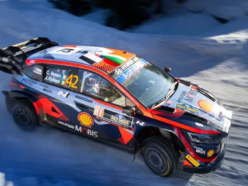 Craig Breen regresa a lo grande y encabeza el Rally de Suecia Craig Breen regresa a lo grande y encabeza el Rally de Suecia