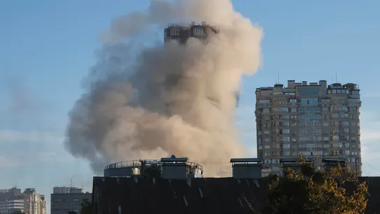 Imagen de archivo del humo provocado por un bombardeo en Kyiv Imagen de archivo del humo provocado por un bombardeo en Kyiv