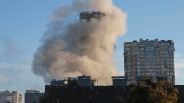 Imagen de archivo del humo provocado por un bombardeo en Kyiv